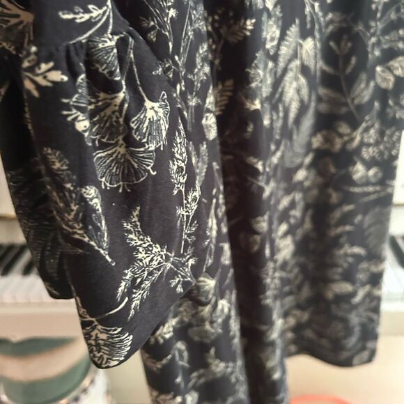 2 Dye 4 Chic Long Sleeve Black and Gold Floral Dress - Picture 13 of 16